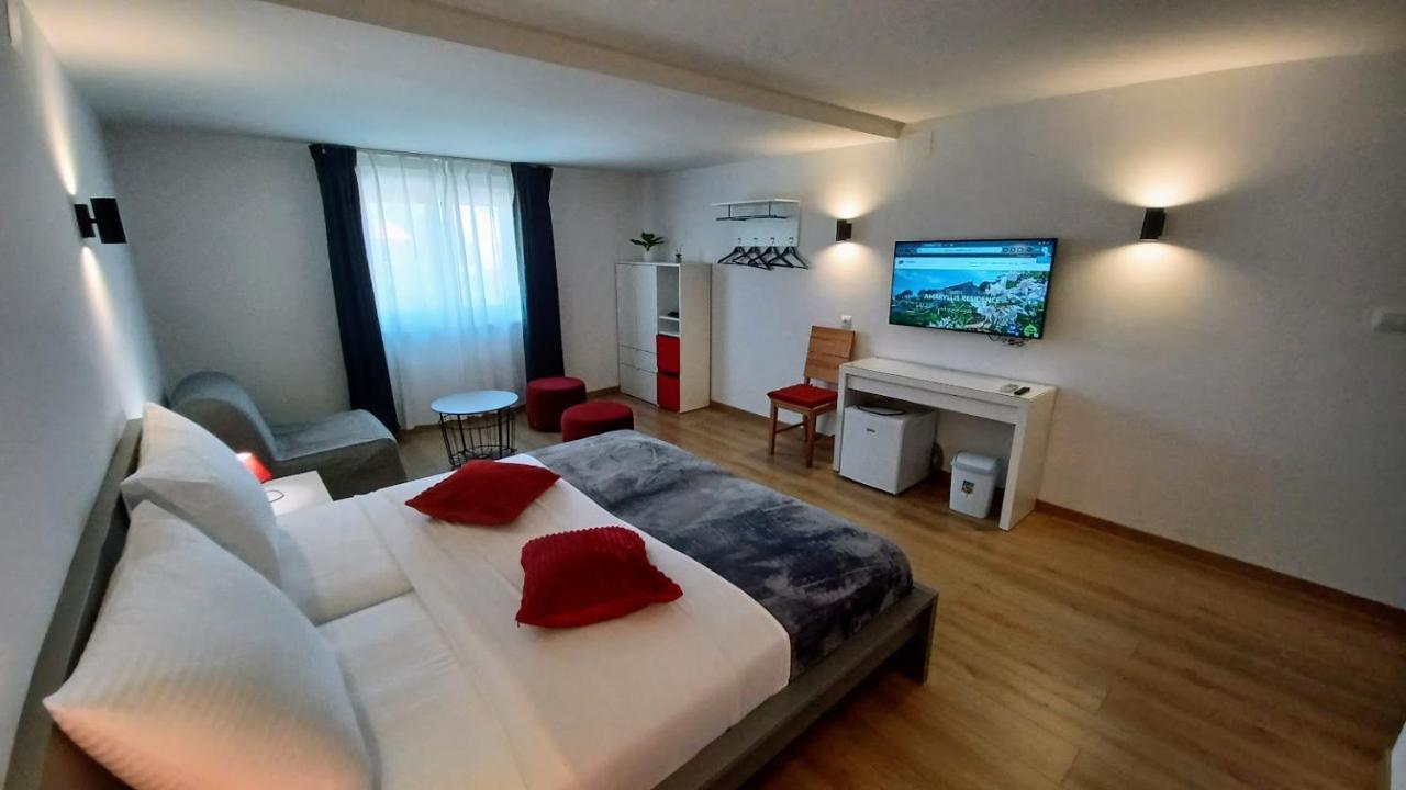 Amaryllis Residence, Apartment Diana & Deluxe Rooms With Shared Kitchen เวลิโลชิน ภายนอก รูปภาพ